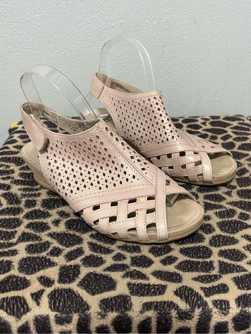 Earth Perforated Low Wedge Sandals Pink Leather Comfort Womens 7W